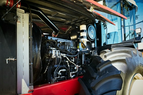 otwarta klapa silnika w ciągniku rolniczym