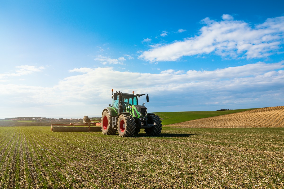 traktor na polu